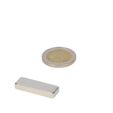 Afbeelding van een neodymium blokmagneet met afmetingen 30 x 10 x 5 mm. De magneet is rechthoekig en zilverkleurig, met een gladde afwerking. De magneet wordt afgebeeld op een witte achtergrond voor een duidelijke weergave van zijn vorm en grootte
