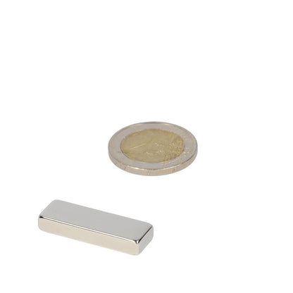 Afbeelding van een neodymium blokmagneet met afmetingen 30 x 10 x 5 mm. De magneet is rechthoekig en zilverkleurig, met een gladde afwerking. De magneet wordt afgebeeld op een witte achtergrond voor een duidelijke weergave van zijn vorm en grootte