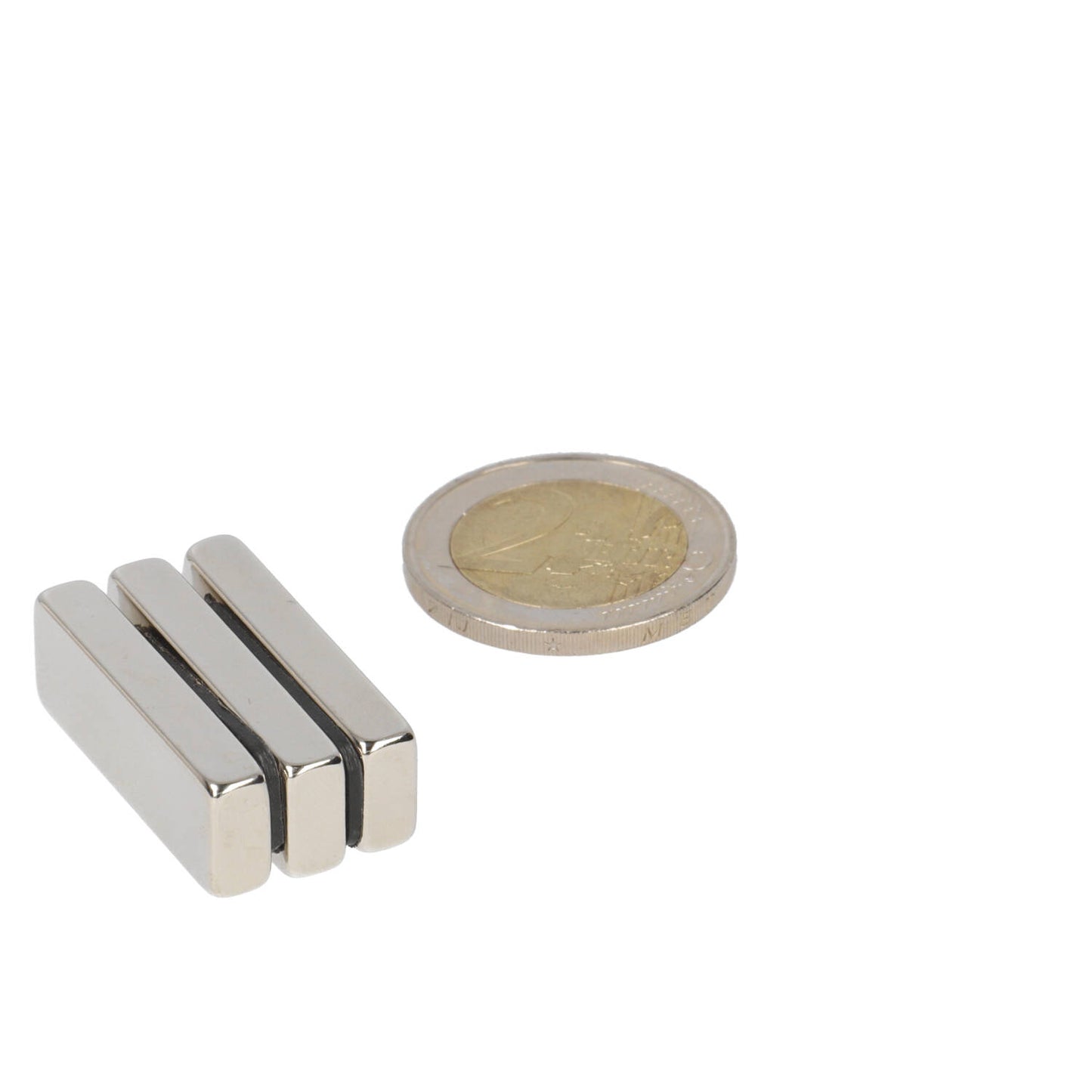 Afbeelding van een neodymium blokmagneet met afmetingen 30 x 10 x 7 mm. De magneet is rechthoekig en zilverkleurig, met een gladde afwerking. De magneet wordt afgebeeld op een witte achtergrond voor een duidelijke weergave van zijn vorm en grootte
