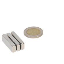 Afbeelding van een neodymium blokmagneet met afmetingen 30 x 10 x 7 mm. De magneet is rechthoekig en zilverkleurig, met een gladde afwerking. De magneet wordt afgebeeld op een witte achtergrond voor een duidelijke weergave van zijn vorm en grootte