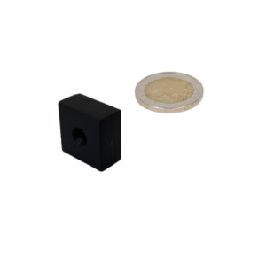Blokmagneet van 25,4 x 25,4 x 12,7 mm met duurzame polypropyleen kunststofmantel en een verzonken gat voor schroefbevestiging, ideaal voor gebruik in vochtige omgevingen zoals scheepsbouw, badkamers, en campers.